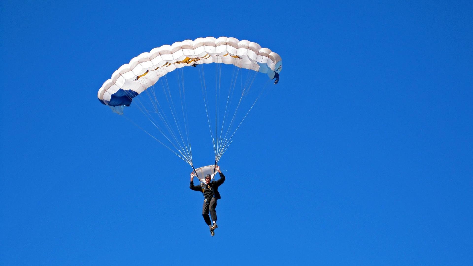 _冰雪雕塑与体育互动节：艺术与运动的奇妙邂逅_，冰雪雕塑作品分析