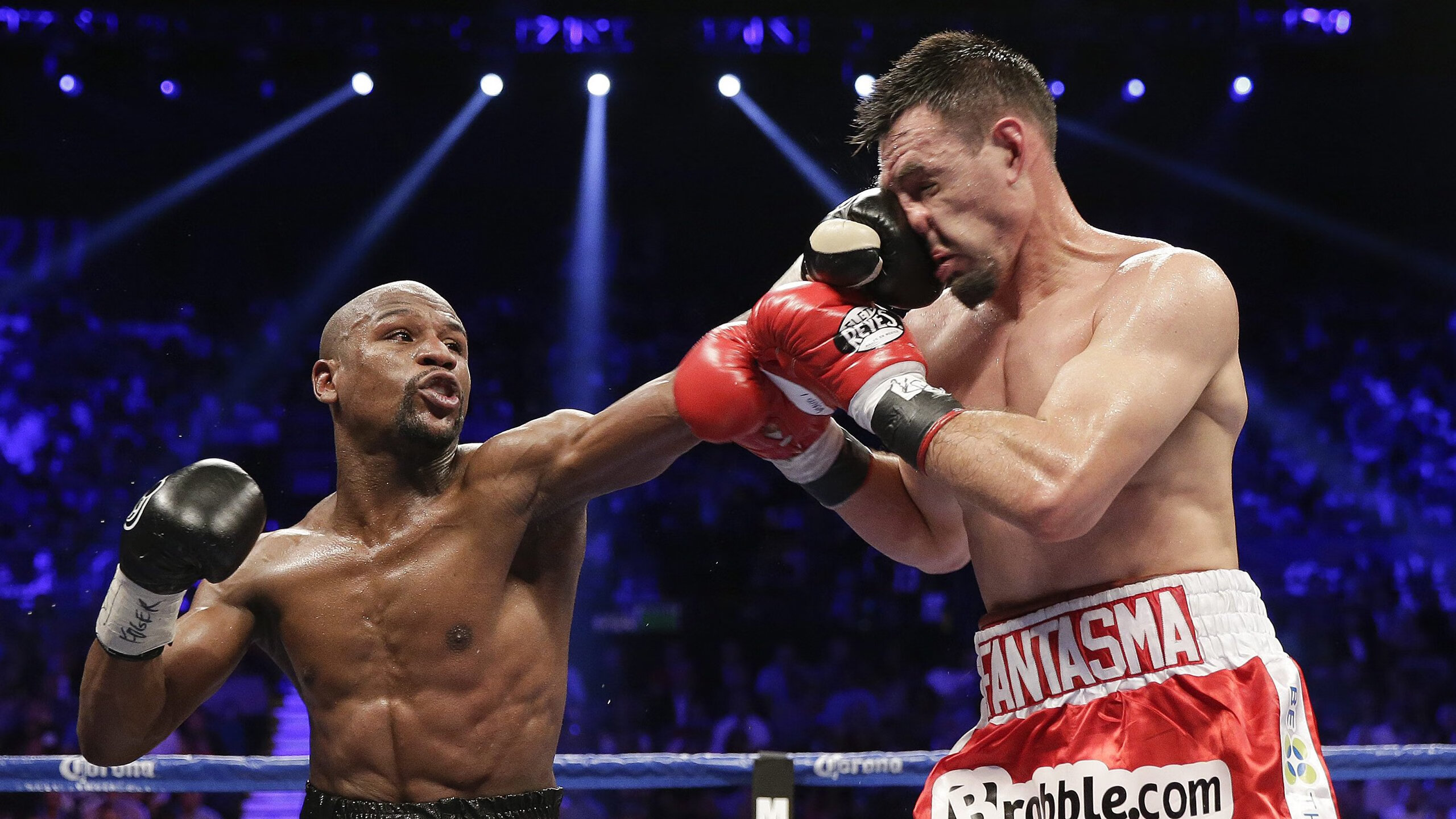 “泥浆飞扬：雨后泥地的疯狂追逐”，泥浆视频